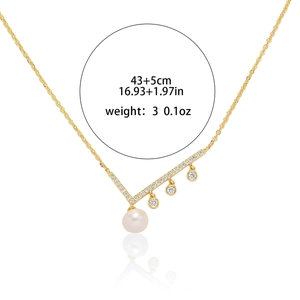 Collier élégant en perles d'eau douce asymétrique doré avec pendentif en V serti