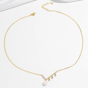 Collier doré élégant avec pendentif asymétrique en cristal et perle d'eau douce ronde