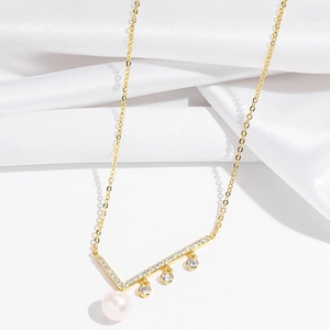 Collier doré élégant avec pendentif en V serti de diamants et perle d'eau douce naturelle
