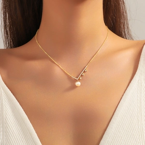 Collier rétro français asymétrique en V doré avec perle d'eau douce et pierres de zircon