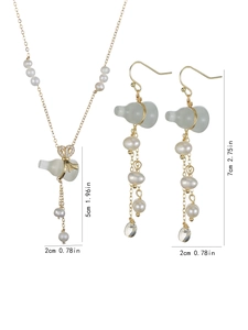 Detail view of pearl and jade gourd jewelry set with dimensions for necklace and earrings