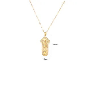 Collier en acier titane doré avec pendentif rectangulaire serti de cristaux brillants