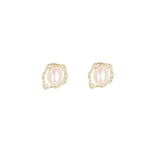 Boucles d'oreilles perles ovales avec monture métal liquide doré et zircons