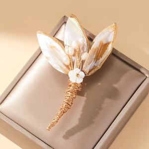 Vintage Natural Shell Flower Brooch For Women Elegant Handmade Copper Wire Wrapped Pearl Leaf Pin For Wedding Party Gift