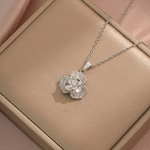 Détail du collier fleur de camélia 3D avec pétales en zircone scintillants et fini argent
