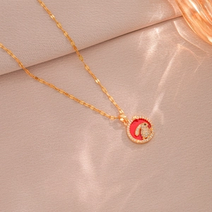 Collier en acier titane doré avec pendentif lapin rond rouge orné de zircons cubiques
