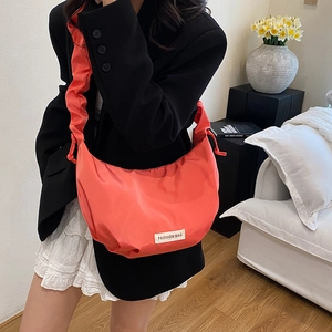 Sac demi-lune en nylon orange avec bandoulière plissée et détail du logo Fashion Bag