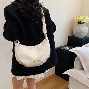 Sac bandoulière demi-lune blanc plissé en tissu oxford durable pour un usage quotidien décontracté