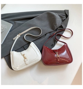 Détails de sacs baguette brillants en crème et bordeaux avec boucles dorées chic