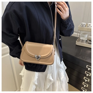 Sac à bandoulière demi-lune beige chic avec boucle cœur argentée pour femmes