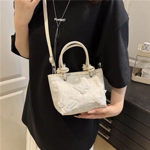 Sac seau blanc brodé avec détails papillons 3D et bandoulière amovible élégante
