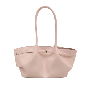 Bolso tote rosa pálido con asas largas y hebilla dorada sobre fondo blanco minimalista