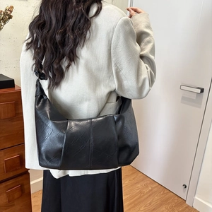 Retro large capacity black pleated dumpling bag with soft PU leather in minimalist style