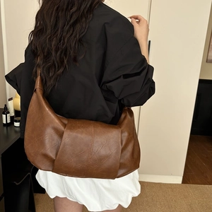 Large retro pleated dumpling bag in dark brown leather with a wide shoulder strap