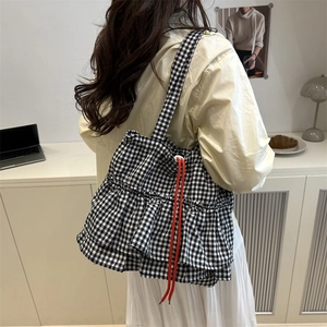 Borsa tote a scacchi bianchi e neri con finiture in pizzo e coulisse rossa alla moda