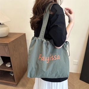 Graugrüne Canvas-Einkaufstasche mit orangefarbenem Logo und Kordelzug für den Alltag