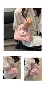 Detail einer rosa gesteppten Handtasche mit Herzschloss und goldener Kette