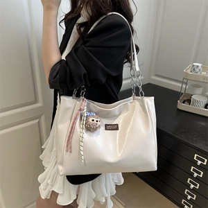 Large capacity cream white tote bag with glossy leather and stylish chain strap