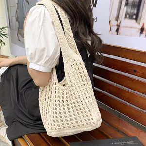 Borsa tote in maglia traforata con motivi floreali per vacanze estive e uso casual al mare