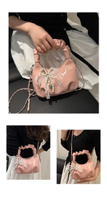 Rosa Lackhandtasche mit Perlen-Spitzenschleife und silbernem Kettenriemen-Detail