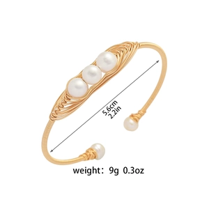 Bracelet jonc minimaliste doré avec perles naturelles et diamètre intérieur de 5,6 cm
