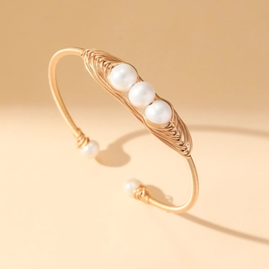 Bracelet jonc ouvert en fil doré minimaliste orné d'élégantes perles blanches naturelles