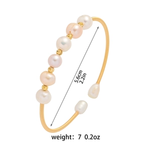 Minimalistisches Perlenarmband in Gold mit weißen und rosa Perlen 5,6 cm Durchmesser