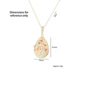 Pendentif goutte en perles baroques dorées avec textures de vigne et pierre rose