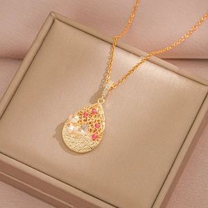 Collier En Acier Inoxydable Avec Perles D'Eau Douce Pendentif Goutte Évidé Strass Rouge Bijoux Élégants Pour Femmes