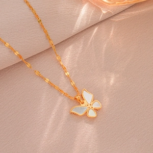 Elegante collana con ciondolo a farfalla in zircone e catena a onde su lino neutro