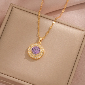 Collier doré avec pendentif rond violet et double halo de diamants sur soie