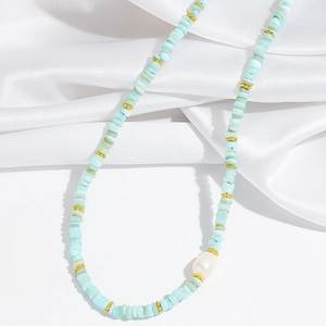 Vue détaillée du collier de perles bleu clair avec perles dorées et perle baroque