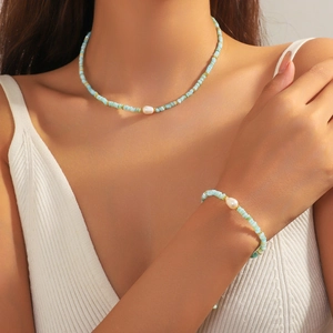 Ensemble bijoux en perles menthe avec perles baroques et accents dorés sur mannequin