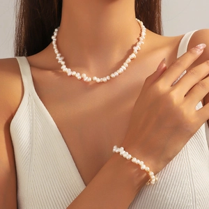 Ensemble collier et bracelet en perles baroques avec détails dorés pour un style élégant