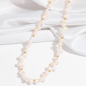 Vue détaillée du collier de perles baroques avec perles d'or sur soie blanche