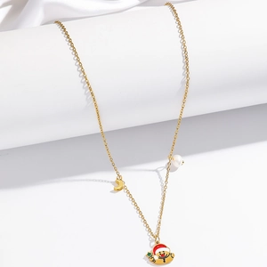 Gros plan détaillé du collier de chaîne doré avec perle, lune et joli pendentif de Noël.