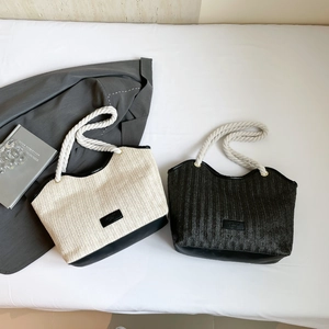 Vue détaillée du sac cabas en paille tissée avec poignées en corde et cuir noir