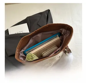Vue de dessus du sac cabas tissé avec sangles en cuir et intérieur spacieux organisé