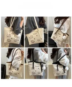 Vues détaillées du sac cabas tissé avec motif chats et diverses anses colorées
