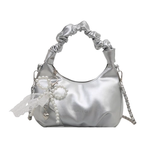 Silberne Metallic-Halbmondtasche mit gerüschtem Griff und Perlen-Schleifen-Anhänger