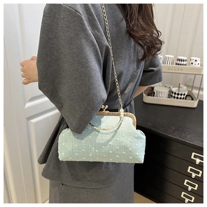 Détail du sac bandoulière vert menthe avec fermoir doré et fine bandoulière chaîne