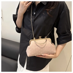 Détail du sac rétro rose à pois 3D avec une élégante bandoulière en chaîne dorée