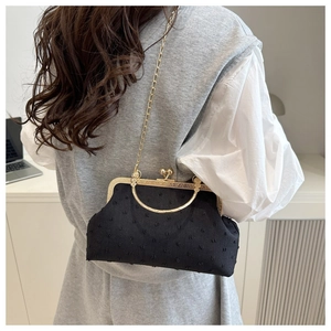 Détails du sac de soirée noir à pois avec poignée dorée et fine bandoulière chaîne