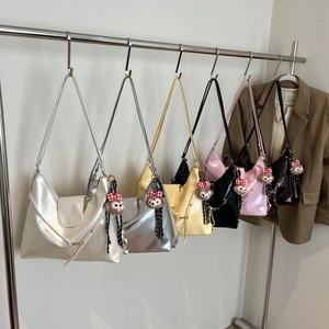 Minimalist metallic tote bags in five colors with cute bear charms on metal hangers