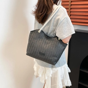 Sac fourre-tout en paille tissée noire avec bandoulière en corde blanche pour la plage