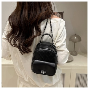 Rückansicht einer schwarzen gesteppten Mini-Rucksacktasche mit Kettenriemen und Verschluss