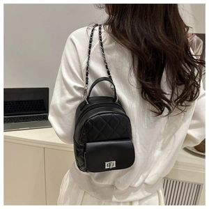 Detail eines schwarzen gesteppten Mini-Rucksacks mit silbernem Drehverschluss