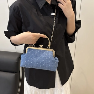 Sac bandoulière en denim bleu avec fermoir rétro, chaîne dorée et poignée en métal
