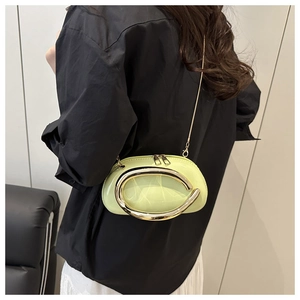 Détail du sac en cuir vert pistache avec grande poignée anneau doré et double fermeture
