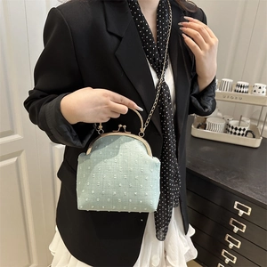 Bolso de cadena retro verde menta con textura de lunares y asa de metal para mujer